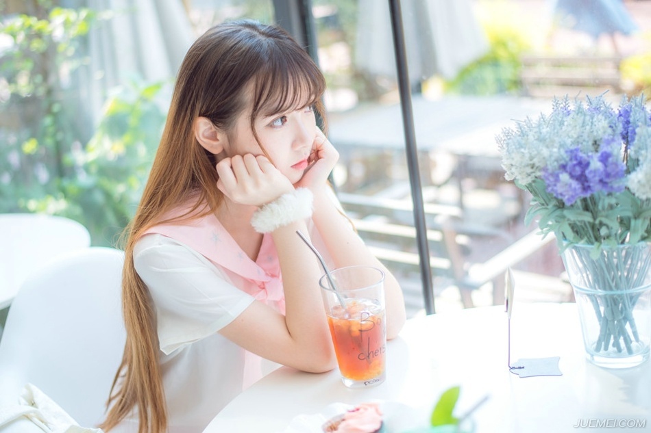 “周瑜怕是……已有死志。”贾诩对于周瑜的死倒是不怎么惊讶，看向吕布道：“孙权虽得周瑜之助得了江东之主的位置，但也因此，为周瑜自己埋下了祸根，他当时所展现出来的影响力太大了，大到只要他有这个想法，可以随时从孙权手中，将江东基业拿过来，这是为上位者最为忌惮的事情，孙策有那个魄力和足够的能力去驾驭周瑜，但孙权显然没有。”